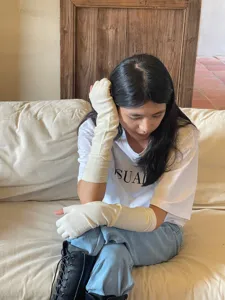 Vue detaillee de longs chauffe-bras tricotés automne hiver gants sans doigts femme.