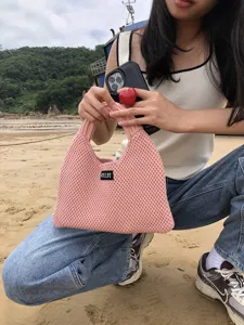 Rosa Strick Handtasche Beutel Beuteltasche Damen Trend Strand Accessoire Detailansicht