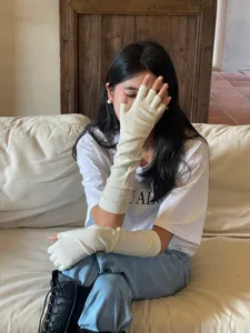 Gants longs tricotés sans doigts pour femmes, chauffe-bras unis, accessoire d'hiver confortable.