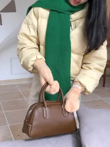 Grüner Strickschal Detailansicht, gemütliches Wollgemisch Winteraccessoire drinnen.
