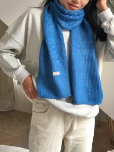 Blauer Strickschal Detailansicht, warmer Winter-Halswärmer mit weicher kuscheliger Textur.