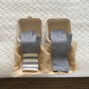 Japanische Winter Strick Touchscreen Handschuhe, süße gestreifte graue Handschuhe Detail.