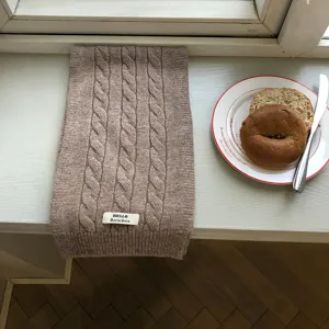 Gemütlicher Strickschal mit schickem Zopfmuster, ideal für warme Herbst- und Wintertage.