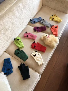 Detailansicht niedlicher Strick-Touchscreen-Handschuhe mit schwarzen Schleifen für den Winter.