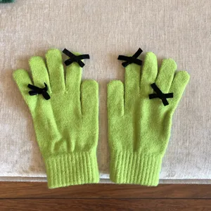 Grüne Strickhandschuhe mit fünf Fingern und schwarzer Schleife süße Winter-Wärme-Handschuhe
