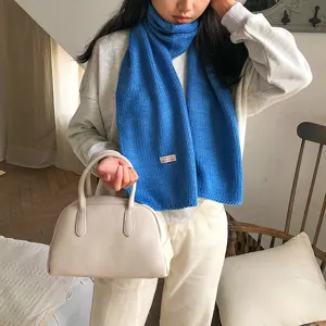 Detailansicht eines gemütlichen blauen Strickschals, weicher Winter-Halswärmer für Damen, warm.