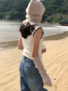 Ensemble bonnet cagoule en tricot et débardeur confortable, idéal pour la mode d'automne et d'hiver.