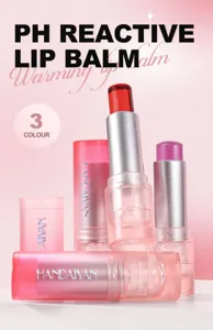 Lippenpflege Detailansicht mit transparenter rosafarbener Verpackung und Textur.