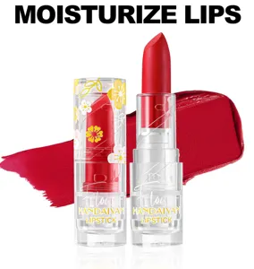 Detailaufnahme von matter Samtrot-Lippenstift mit transparenter Blumentube, glatte Textur.