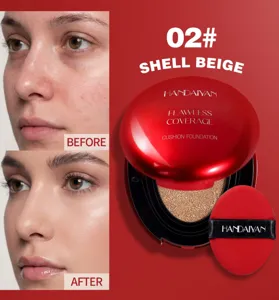 Dettagli in primo piano del fondotinta cushion rosso con coprenza impeccabile e pelle prima e dopo.