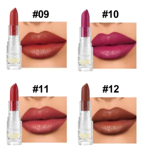 Nahaufnahme von samtmatten Lippenstifttönen mit satter Farbabgabe und glatter Textur.