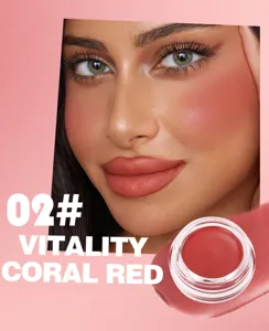 Primo piano dettagliato di fango labbra e guance opaco in corallo dalla texture liscia.