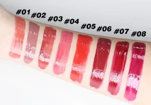 Dettaglio swatch rossetto che mostra otto tonalità lucide e idratanti sulla pelle.