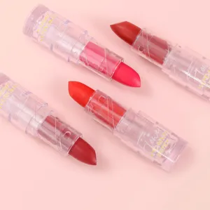Set aus vier samtigen Matt-Lippenstiften in transparenten Tuben mit leuchtenden Farben.