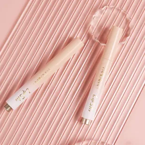 Penna lucidalabbra idratante a pressione con finitura specchio brillante per trucco quotidiano.