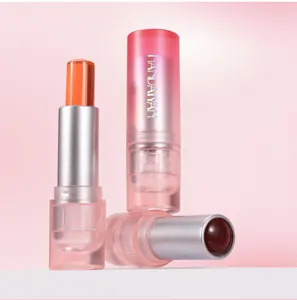 Nahaufnahme Detail des farbwechselnden Lippenstifts mit rosafarbenem mattem Kappen und Kern.