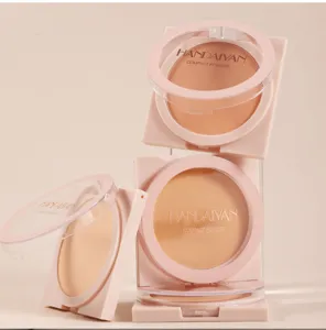 Primer plano detallado del estuche de polvo compacto rosa con polvos faciales.