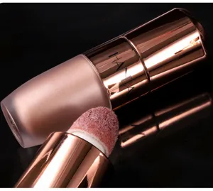 Vloeibare highlighter make-up contourstift met sponsapplicator en roségouden dop.