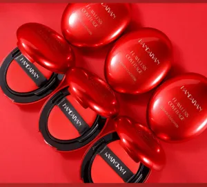 Dettaglio del fondotinta cushion ovale rosso Handaiyan che mostra vari eleganti astucci.