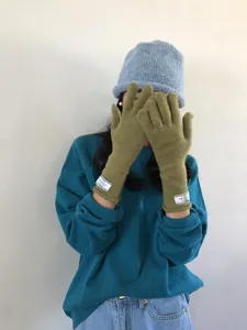 Detailansicht der Damen Winter Wolle Strickmütze aus weichem Material, gemütlicher Beanie-Stil.