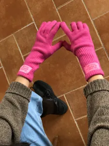 Rosa Strickhandschuhe Detailansicht, kuschelige Winter Wollemischung fünf Finger warm halten.