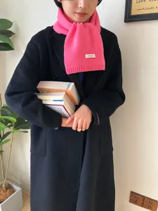 Weicher, einfarbiger Damen Strickschal aus 100% Wolle, warmer Winter Schal in kräftigem Rosa.