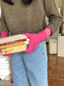 Wollmischung Winter Touchscreen Strickhandschuhe Detailansicht in leuchtendem Pink warm.