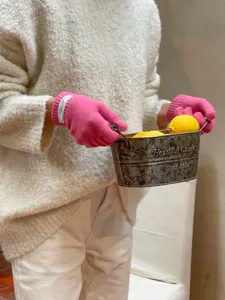 Detailansicht rosa Strick-Touchscreen-Handschuhe, warmes Wollmaterial für kalte Wintertage ideal.