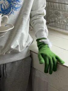 Grüne Damen Strickhandschuhe mit weißen Bommeln, warme Winter Handschuhe für kalte Tage.