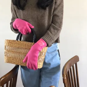 Detailansicht der pinken Strickhandschuhe am Modell, ideal für gemütliche Wintertage und Outfits.