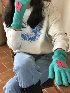 Grüne Damen Strickhandschuhe mit getrennten Fingern und rosa Buchstaben, Herbst Winter.