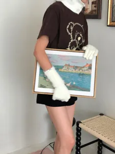Nahaufnahme von weichen kuscheligen Strick-Armwärmern und Handschuhen im Winter-Stil.