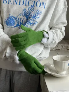 Winterwarme grüne Strickhandschuhe mit weißen Bommeln und Touchscreen-Funktion für Damen stilvoll