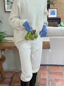 Nahaufnahme von blauen Strickhandschuhen mit warmer Wolle und bequemer Fünffinger-Passform.
