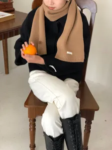 Detailansicht der einfarbigen Damen-Wollschal im Winter, warm und weich minimalistischer Stil.