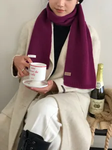 Gemütlicher einfarbiger 100% Wolle Schal für Damen, warmer und stilvoller Winterbegleiter.