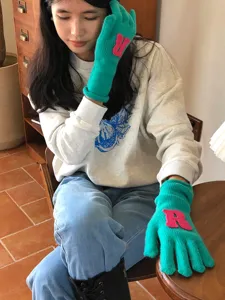 Gemütliche Strickhandschuhe mit pinkem Buchstaben-Patch, warme Herbst- und Wintermode.
