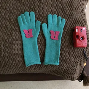 Grüne Strickhandschuhe mit rosa Buchstabe R, Herbst Winter warme Fünffinger-Handschuhe für Alltag.