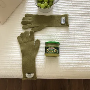 Grüne Strick-Thermo-Langhandschuhe Detailansicht, weiches, gemütliches Winterzubehör.