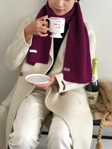 Detailaufnahme eines kuscheligen einfarbigen Wollschals in Dunkellila,weich und warm für Winter.