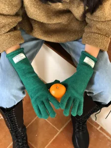 Detailansicht langer Damen Winter Strickhandschuhe in einfarbigem Gruen, kuschelig warm.