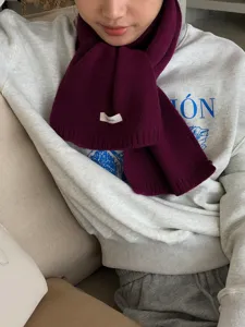 Gemütlicher dunkelvioletter Wollstrickschal für Damen, minimalistischer Winter-Halswärmer.