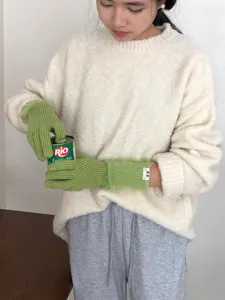 Grüne Strickhandschuhe lang winter warm weiche Fingerhandschuhe Detailansicht Textur