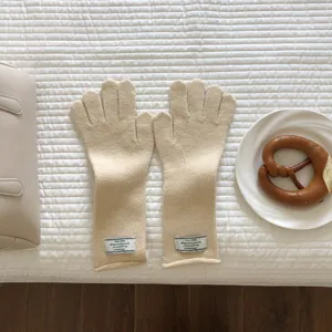 Gemütliche dicke Strick-Winterhandschuhe in Beigeweiß, warme und weiche Touchscreen-Handschuhe.