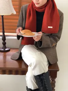 Gemütliches Detailbild eines einfarbigen Wollschals für Damen, warmer Winterschal im Trend.