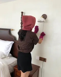 Schicke Strickhandschuhe und gemütliche Kapuze Detailansicht, warme Winteraccessoires für den Alltag.