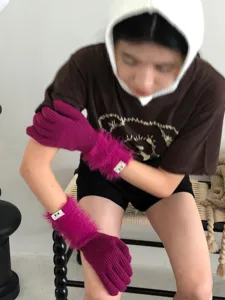 Stilvolle lange Strickhandschuhe mit weichem Kunstfellbündchen für Damen im Winter.