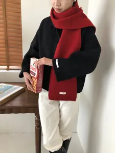 Gemütlicher einfarbiger Wollschal für Damen im Winter, warmer Strickschal, weiches Accessoire.