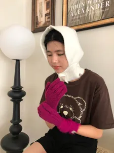 Stilvolle Winter Strickhandschuhe und gemütliche warme einfarbige Mütze Set für Damen.