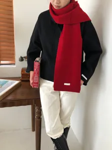 Klassischer einfarbiger roter Wollschal für Damen, warmer, kuscheliger Winterschal für kalte Tage.